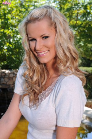 Sandra Hill – Fingering sweet pussy photo 3