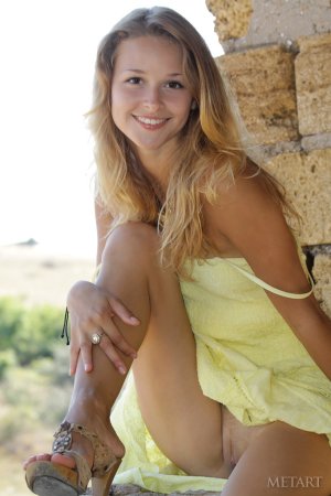 Toxic A – Smiling babe gets naked photo 2