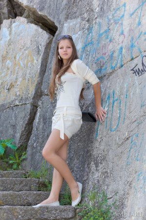 Ariana A – Babe stripteases on a long walk photo 1