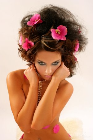 Verunka – Yummy babe with flowers. photo 18
