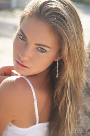 Verunka – Sweetie undresses on a long walk photo 1