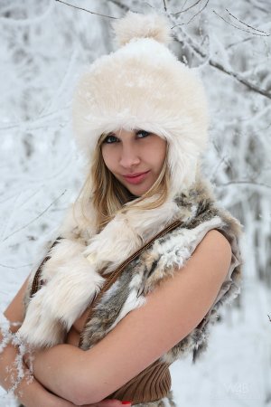 Holy – Naked babe on ice photo 20