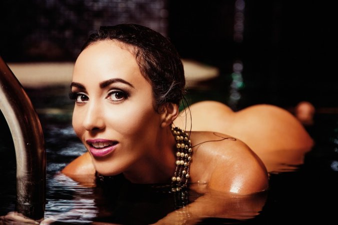 Lane Elizabeth – Sultry brunette naked in water photo 11